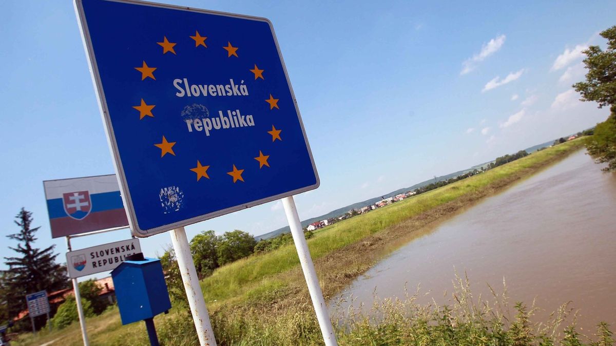 Na dovolenou do zahraničí už Slováci nesmějí. Vláda jim to zakázala